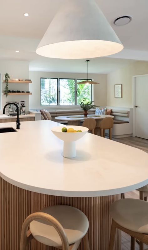 U Shaped Kitchen Island, Wooden Kitchen Bench, Kitchen Island Shapes, Round Kitchen Island, Stone Kitchen Island, House Kitchen Decor, Curved Kitchen Island, Curved Kitchen, Kitchen Island Bench