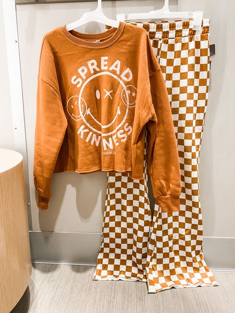 Checkered Flare Pants Outfit, Checkered Sweatshirt, Checkered Pants Outfit, Flares Outfit, Checkered Outfit, Girly Grunge, Checkered Pants, Lounge Outfit, Sweatshirt Outfit