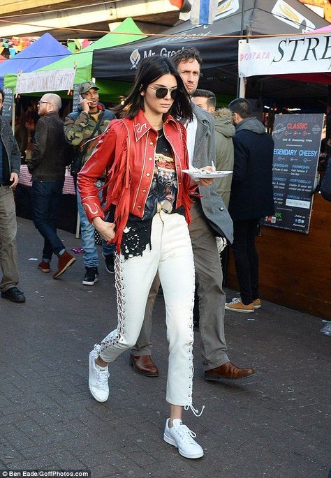 An American in London! Kendall Jenner appeared to get preparations underway for London Fashion Week as she went for a spot of shopping down Portobello Road in Notting Hill on Saturday Style Kendall Jenner, How To Have Style, Kendall Jenner Street Style, Kendall Style, Kylie Jenner Outfits, Kendall Jenner Outfits, Jenner Outfits, Kendall And Kylie Jenner, Jenner Style