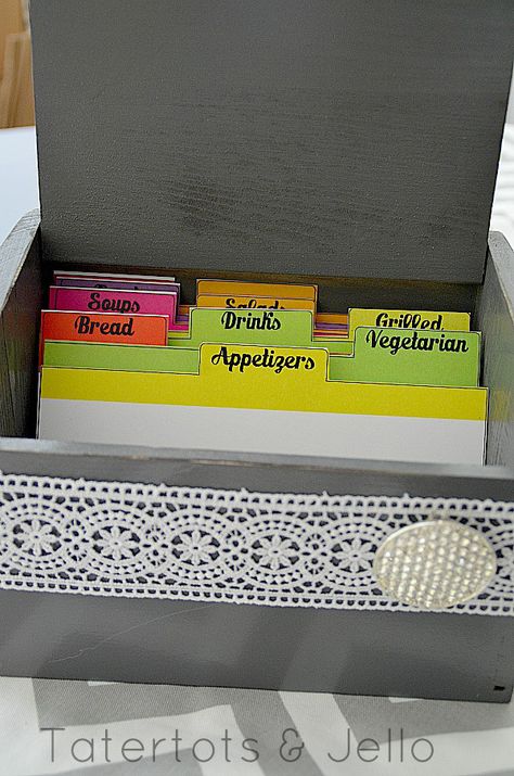 DIY Vintage Modern Recipe Holder with FREE Printable Cards! -- Tatertots and Jello Recipe Box Dividers, Gift Card Holder Diy, Homemade Recipe Books, Recipe Card Box, Vintage Recipe Box, Recipe Card Holders, Recipe Tutorial, Recipe Holder, Printable Holiday Card