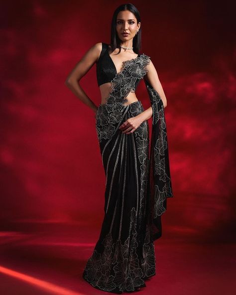 Large Flower Embroidery, Organza Sari, Black Sari, Gala Looks, Ethnic Wears, Drape Sarees, Reception Saree, Pakistani Women Dresses, Sari Design