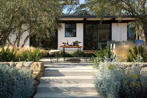 Montecito family home gets remarkable indoor-outdoor makeover Outdoor Makeover, Garden Layouts, Brown Design, Design Exterior, Indoor Outdoor Living, Ranch House, Outdoor Design, Cheap Home Decor, Small Garden