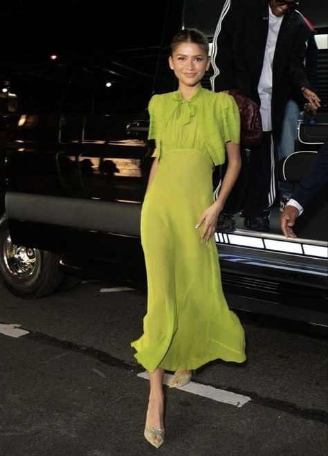 Zendaya Red Carpet Looks, Zendaya Challengers, Lime Green Outfits, Zendaya Red Carpet, 1930's Dresses, Zendaya Outfits, Zendaya Style, Long Skirt Fashion, Archive Fashion