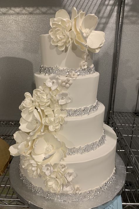 Fancy Wedding Cakes Classy, White Quince Cake, Big White Wedding Cake, Arab Wedding Cake, Wedding Cake Ideas Elegant Beautiful, Wedding Cake Aesthetic, Glamorous Wedding Cakes, White And Silver Wedding, Bling Wedding Cakes