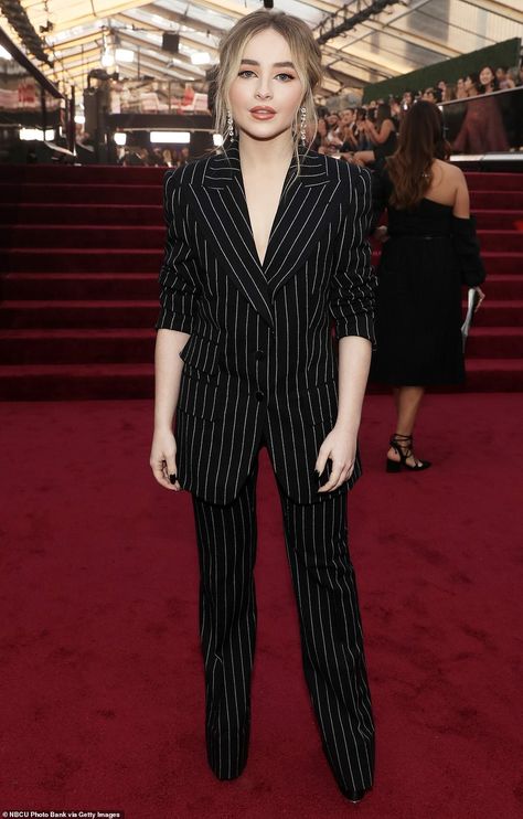 Big Time Adolescence, Pinstripe Suit Women, People Choice Awards, Estilo Rachel Green, Busy Philipps, Sabrina Carpenter Style, Sabrina Carpenter Outfits, Woman In Suit, Red Carpet Outfits