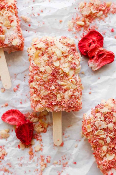 These strawberry shortcake ice cream bars are made with blended cottage cheese and pack 13 grams of protein per bar. Strawberry Shortcake Popsicles, Drumstick Ice Cream, Sweet Wallpaper, Ice Cream Images, Strawberry Shortcake Ice Cream, Ice Cream Bars, Peanut Butter Oats, Desserts Vegan, Ice Cream Treats