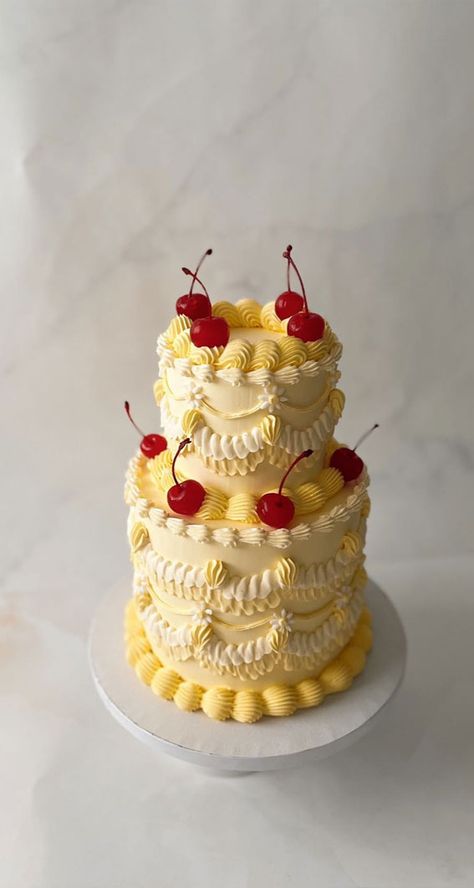 Vintage Lemon Cake, Cake Decorating Yellow, Colorful Vintage Cake, Orange Vintage Cake, Retro Cake Ideas, Yellow Vintage Cake, Vintage Buttercream Cake, Lambeth Cakes, Yellow Birthday Cake