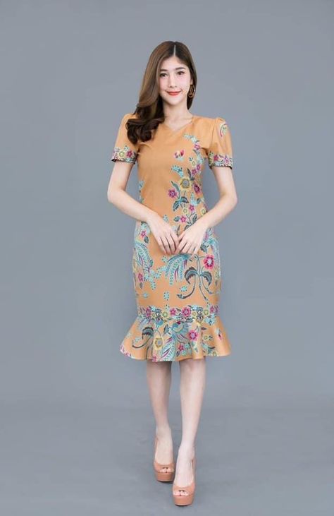 Model Baju Batik Modern Dresses, Dress Batik Modern, Model Dress Batik, Model Dress Kebaya, Batik Dress Modern, Thai Silk Dresses, Kebaya Modern Dress, Batik Modern, Dress Batik