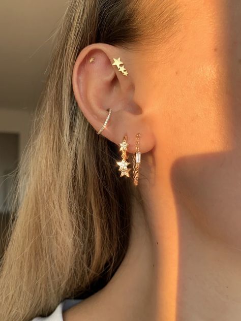 Minimalist Ear Piercings, Ankle Jewelry, Body Jewelry Piercing, White Gold Earrings, Delicate Rings, Jewelry Inspo, Summer Jewelry, Pretty Jewellery, Chain Earrings