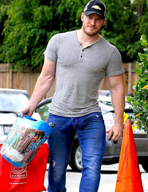 Archie Andrews Aesthetic, Actor Chris Pratt, Hemsworth Brothers, Bear Men, Country Men, Chris Pratt, Nick Jonas, How To Make Shorts, Good Looking Men