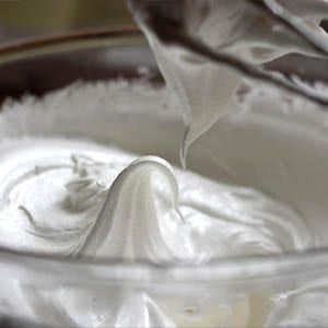 Old Fashioned 7 Minute Frosting Recipe - Masters of Kitchen - Recipes 7 Minute Frosting Recipe, 7 Minute Icing, Whipped Cream Frosting Recipe, Seven Minute Frosting, 7 Minute Frosting, Perfect Whipped Cream, Vanilla Frosting Recipes, Marshmallow Fluff Recipes, Homemade Marshmallow Fluff