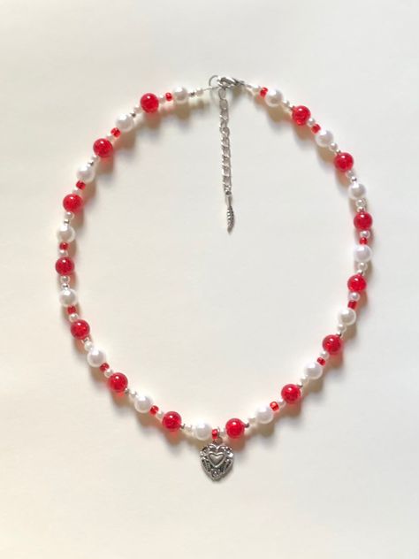 Diy Valentines Necklace, Valentine Necklaces Jewelry, Diy Red Necklace, Valentines Beaded Bracelet Ideas, Diy Valentines Jewelry, Red Bead Bracelet Ideas, Red Necklace Beads, Red Necklace Aesthetic, Valentine’s Day Jewelry