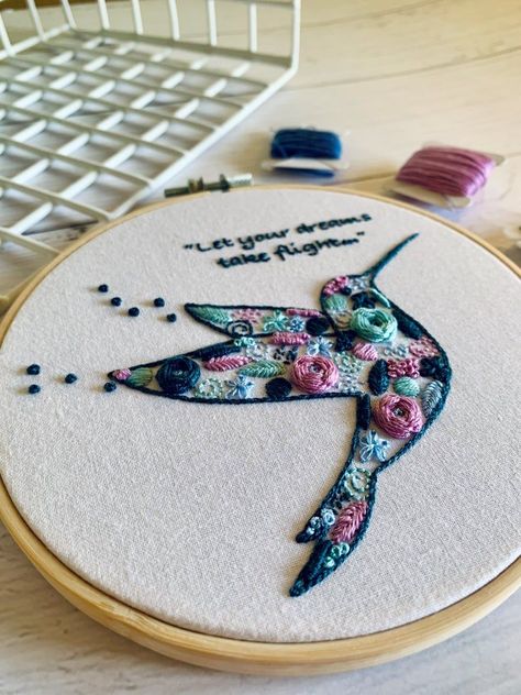 embroidery ideas Hummingbird Diy, Small Hand Embroidery, Hummingbird Embroidery, Bird Embroidery Pattern, Bird Craft, Cat Embroidery Design, Clothes Embroidery Diy, Diy Embroidery Kit, Wooden Embroidery Hoops