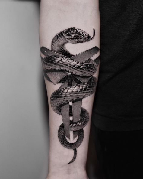 Snake tattoo by Ogi (@ogitattooer) from South Korea, Seoul #blxckink #blxckink_korea #koreatattoo #tattookorea #seoultattoo #tattooseoul #snaketattoo Black Mamba Tattoo, Kobe Bryant Tattoo, Kobe Tattoo, Basketball Tattoos, Gotik Tattoo, Mamba Snake, Tattoo Snake, Demon Skull, Medical Tattoo