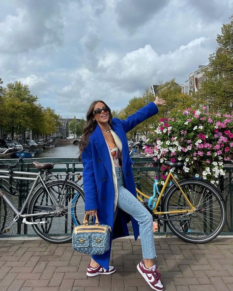 Amsterdam Street Style, Amsterdam Outfit, Amsterdam Fashion, Celebrity Casual Outfits, Blue Trench Coat, Winter Fashion Outfits Casual, Europe Outfits, Practice Outfits, Moda Chic