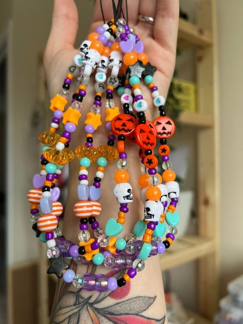 Diy Phone Charm Strap, Halloween Phone Charm, Skull Bead Jewelry, Handmade Skulls, Halloween Clay, Halloween Beads, Halloween Charms, Diy Bracelet Designs, Diy Bracelets Patterns