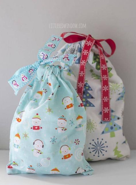 Gift Bags Diy Christmas, Fabric Christmas Bags, Drawstring Bag Tutorials, Sewing Christmas Gifts, Sewing Christmas, Diy Gifts To Make, Drawstring Gift Bag, Gift Bags Diy, Bags Diy