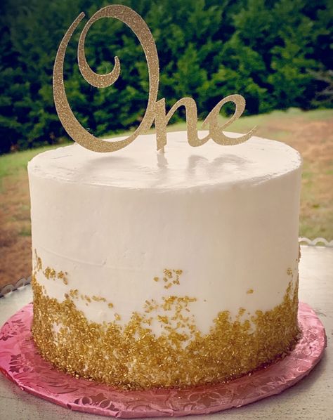 Glitter gold smash cake Golden Smash Cake, Gold 1st Birthday Cake, Gold Glitter Birthday Cake, First Birthday Golden Birthday, One Year Old Cake Ideas, Golden First Birthday Girl, White And Gold Cake Simple, Gold First Birthday Cake, Gold Smash Cake