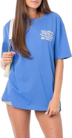 T-shirt design ideas for women Preppy Oversized Tee, Summer Outfits T Shirts, Preppy Graphic Tees, Blue Tshirt Outfit, Oversized Tshirt Outfit Summer, Cute Oversized Shirts, Oversize Graphic Tee, Cute Tee Shirts, London Outfit Ideas