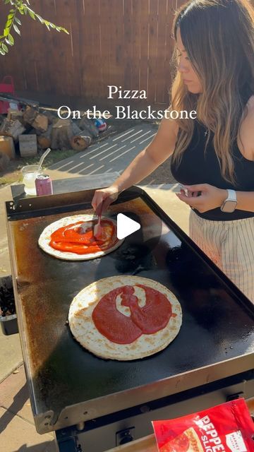 Arielle on Instagram: "Pizza on the Blackstone plus a yummy Olipop you can’t go wrong.   #olipoppartner #olipop #blackstonegriddlerecipes #blackstonegriddleowners #blackstone #blackstonegriddle #blackstoneproducts #pizzaonthegrill #pizzaontheblackstone #motherhood #relatablemom #outdoorcooking #easyfamilymeals #easydinner #dinnerideas" Fajitas On Blackstone Griddle, Blackstone Pizza Recipes, Black Stone Grill Recipes, Pizza On Blackstone Griddle, Easy Blackstone Meals, Black Stone Griddle Recipes, Blackstone Dinner Ideas, Blackstone Pizza, Blt Pizza