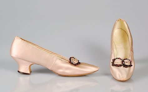 Evening slippers 1890–1905 Culture: French Medium: Silk Credit Line: Brooklyn Museum Costume Historical Shoes, Victorian Shoes, 1890s Fashion, 1800s Fashion, Dr Shoes, Vintage Gowns, Antique Clothing, Edwardian Fashion, Historical Dresses