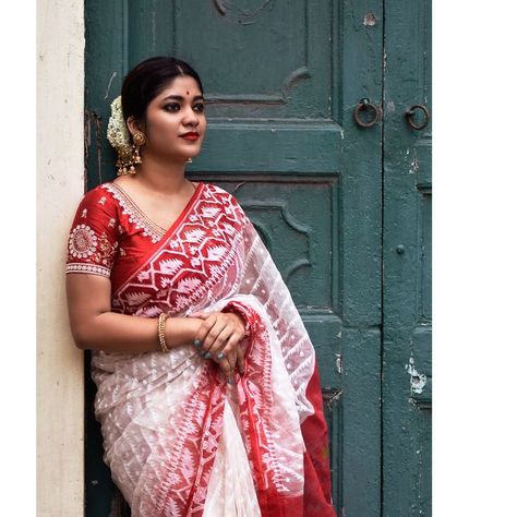 Bengali Bride Reception Look, Kolkata Wedding, Tant Saree, Festive Saree, Bengali Saree, Bridesmaid Photoshoot, Bengali Bridal Makeup, Dhakai Jamdani Saree, Sarees For Girls