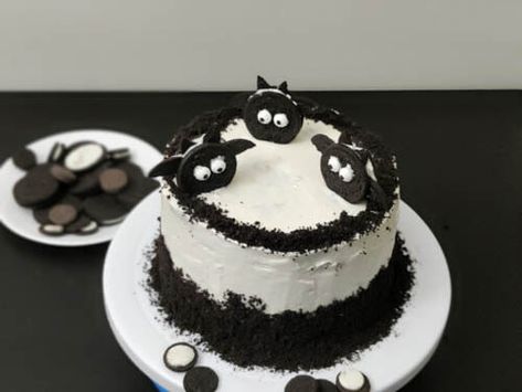 Soft, moist Oreo Biscuit Cake with cream cheese frosting and decorated with Oreo bats, this simple Halloween cake will leave you drooling! Who doesn’t love an Oreo! Twist, lick and dunk, right? Well, if you love Oreos and cakes, then you are definitely going to write home about this one. INGREDIENTS AND ALTERNATIVES : Oreos: Obviously! Just regular, original Oreo cookies. Oil: You can use any vegetable oil that does not give off a strong taste. I mostly use olive oil for all my c… Vanilla Oreo Cake Recipe, Oreo Cake Ideas, Vanilla Oreo Cake, Simple Halloween Cake, Oreo Bats, Oreo Biscuit Cake, Biscuit Cake Recipe, Nut Roll Recipe, Bat Cake