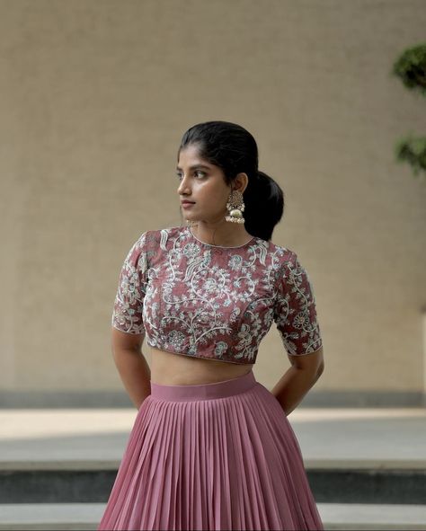 Crop Top And Skirt Indian, Snap Captions, Modern Lehenga, Lehenga Outfit, Lengha Blouse Designs, Photoshoot Boy, Dress Lehenga, Gown Party Wear, New Saree Blouse Designs