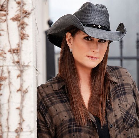 Terri Clark Reflects: '90s Country & Shania Twain Impact  ||   https://nashvillegab.com/terri-clark-reflects-90s-country-shania-twain-impact/ #CountryMusic #country #Music #Nashville #Singer #Songwriter #ClassicCountry #ClassicCountryTees #OutlawCountry #HonkyTonk #CountryMusicFan Country Costumes, Terri Clark, Country Female Singers, 90s Country Music, Country Music News, Best Country Singers, 90s Country, Country Musicians, Country Tees