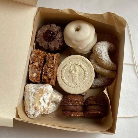 box of specialty pastries via Le Cime (@le_cime) Terrence Loves You, Christmas Cookie Box, Cookie Box, Beautiful Food, Pretty Food, Cute Food, Aesthetic Food, Cooking And Baking, Crackers