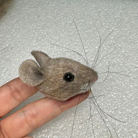 Mouse Needle Felting, Needle Felted Mouse Tutorial How To Make, Felt Mouse Pattern Free, Felted Mice, Felt Mice, Needle Felting Tutorial, Mouse Crafts, Needle Felting Diy, Tiny Clothes