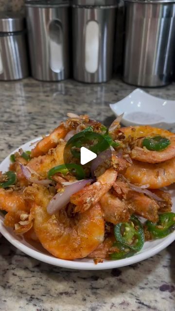 Seafood Network🦞🦐🦀🦑🐙🍤 on Instagram: "Crispy Salt and Pepper shrimp recipe……………..make it at home for a fraction of the price.  @nuocmamafoods   Recipe: •1 tablespoons cooking oil  •2 tablespoon minced garlic (more if preferred) •1-2 jalapeño (sliced) •1/4 cup shallots   Recipe for shrimp 🦐  •18-20 jumbo head on shell on shrimp(deveined) •1/2 teaspoons garlic powder  •1/2 teaspoons onion powder  •1/2 teaspoons ground black pepper  •1/4 cup cornstarch  Mix well. Fry for 2-3 minutes at 400f. Quick fry on high. Will make the shrimp crispy on the outside but not overcooked on the inside. Place on cooling rack to stay crispy.   Salt and pepper seasoning: •1 teaspoons salt  •1 teaspoons ground black pepper  •2 teaspoons sugar  Mix well  1•In a pan or wok add oil, garlic, jalapeño and shallo Jalapeño Shrimp, Pepper Shrimp Recipe, Shallots Recipe, Quick Shrimp Recipes, Stir Fry Shrimp Recipes, Asian Seafood, Recipe For Shrimp, Shallot Recipes, Seafood Dinners