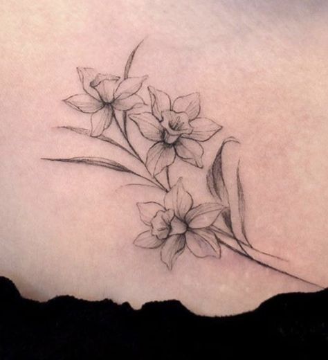 December Flower Tattoo, Narcissus Tattoo, Daffodil Flower Tattoos, Narcissus Flower Tattoos, Flower Hip Tattoos, Flor Tattoo, Daffodil Tattoo, Mom Tattoo Designs, Vine Tattoos