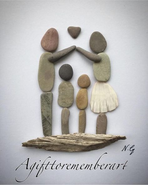 Pebble Art Family, Art Pierre, Rock And Pebbles, Stone Crafts, Pebble Painting, Sea Glass Art, Driftwood Art, Nature Crafts, Rock Crafts