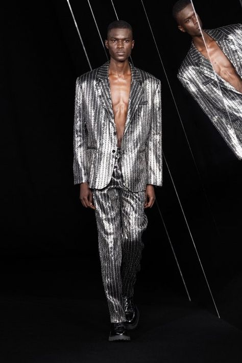 Silver Outfit Men, Suits For Guys, Silver Outfit, Sensual Dress, Fall Couture, Silver Outfits, Museum Fashion, Disco Era, Male Fashion Trends