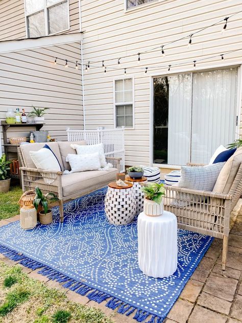 7 budget-friendly small patio decor ideas to add life to any outdoor space that are both functional and perfect for renters. Renter Friendly Decorating, Small Patio Decor, Budget Patio, Patio Diy, Patio Decorating Ideas On A Budget, Small Balcony Decor, Patio Makeover, Small Balcony Ideas, Budget Diy