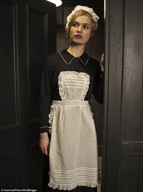 Disguise: It seems as though Lady Rose has dressed up as a servant to gain access to her lower class lover. Wow, can't wait to find out the details about this. Downton Abbey Series, Laura Carmichael, Downton Abby, Maid Uniform, Lady Mary, An Apron, Bette Davis, Lily James, The Maids