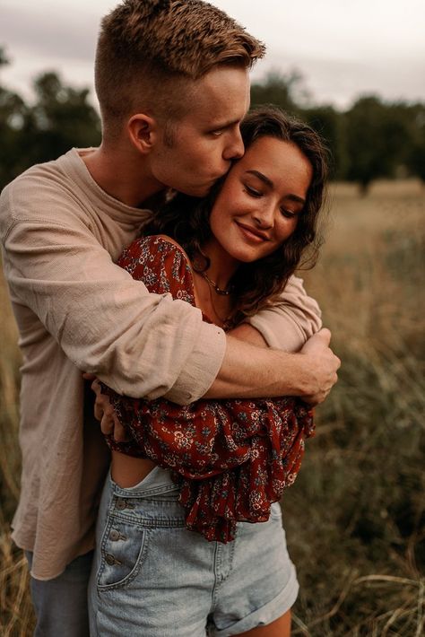 Couple Fall Photoshoot, Autumn Shoot, Photoshoot Tips, Fall Couple Photos, Country Field, Summer Country, Couple Engagement Pictures, Engagement Pictures Poses, Shotting Photo