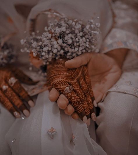 Marriage Hand, Nikkah Photography, Muslim Wedding Photos, Indian Wedding Pictures, Hand Mehendi, Muslim Marriage, Muslim Wedding Photography, Halal Love, Marriage Photography