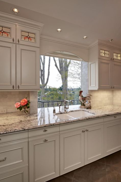 This how I want my cabinets, with the top ones to the ceiling with Glass and lights More Farmhouse Designs, Kabinet Dapur, Kitchen Cabinets Decor, New Kitchen Cabinets, Classic Kitchen, White Kitchen Design, Kitchen Farmhouse, Functional Space, Kitchen Remodeling Projects