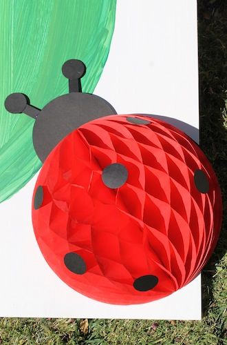 A ladybug made out of a red honeycomb ball! Garden Party Ideas For Kids, Ben And Holly Party Ideas, Ladybug Party Decorations, Bug Garden, Garden Party Ideas, Butterfly Garden Party, Ladybug Birthday Party, Garden Kids, Ladybug Theme