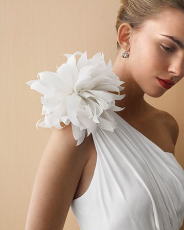 Add a dramatic flower to your dress. Learn how to make this fabric dahlia: http://www.marthastewartweddings.com/231155/how-make-paper-and-fabric-wedding-flowers/@center/272429/diy-weddings#99265 Fleurs Diy, Hair Clips Diy, Fabric Flower Tutorial, Denim Jewelry, Flower Tree, Crepe Paper Flowers, Diy Wedding Flowers, Fabric Flowers Diy, Wedding Fabric