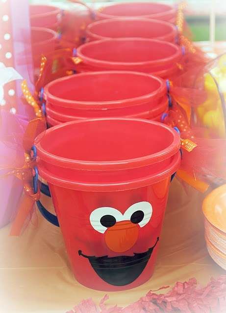 Elmo Party Favors, Elmo Birthday Party Ideas, Party Bucket, Elmo Birthday Party, Sesame Street Birthday Party, Elmo Party, Sesame Street Party, Elmo Birthday, Sesame Street Birthday