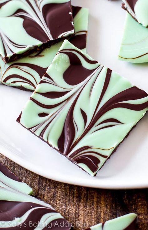 Easy Mint Chocolate Swirl Bark on sallysbakingaddiction.com-- one of the easiest treats you'll make! Mint Bark, Candy Bark Recipes, Bark Recipes, Mint Desserts, Christmas Bark, Candy Bark, Sally's Baking, Bark Recipe, Chocolate Swirl