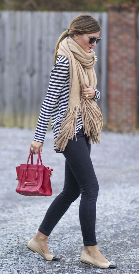 Edgy Fall Winter Scarves Outfits Casual Style. #ilymixAccessories #fall #winter #style #fashion #outfits Striped shirt, black jeans, long fringe scarf. Scarf Outfit Winter, Simple Casual Outfits, Look Office, Scarf Outfit, Red Purse, Dresses Casual Winter, Scarf Casual, Autumn Fashion Casual, Street Style Chic