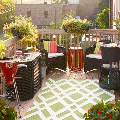 Arrange Outdoor Furniture Effectively The best way to maximize the space of a small porch or deck for outdoor entertaining is to keep furniture around the perimeter. Outdoor party guests will have more standing room in a smaller rectangular space instead of having to navigate around a large patio table. Small Porch Decorating Ideas, Small Deck Furniture, Small Porch Decorating, Balkon Decor, Small Balcony Garden, Small Deck Decorating Ideas, Flower Baskets, Small Deck, Small Porches