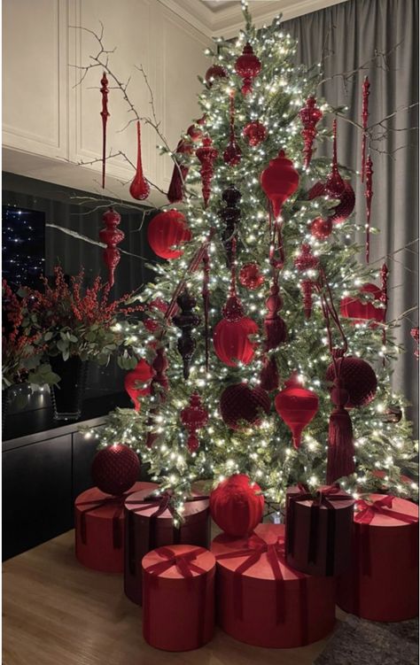 Red Christmas Decor, Christmas Dreaming, Elegant Christmas Trees, Red Christmas Tree, Christmas Interiors, Christmas Tree Inspiration, Christmas Themes Decorations, Cozy Ambiance, Christmas Tree Design