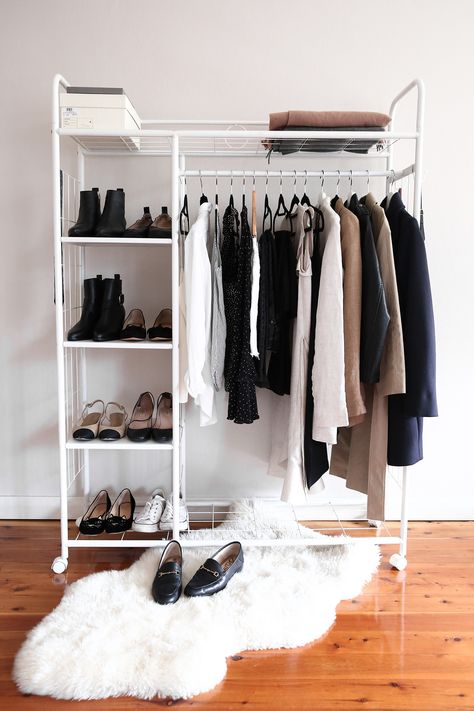 capsule wardrobe style uniform minimal closet Makeshift Closet, Minimal Closet, Clothing Rack Bedroom, Design Ložnic, Small Bedroom Storage, Minimalist Closet, Open Closet, Dekorasi Kamar Tidur, Wardrobe Closet