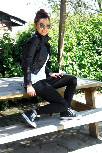 Must-have shoes: Black Converse high tops.  It all depends on your style but these are a classic, come on! Converse Haute, How To Wear Sweatpants, How To Wear Converse, High Tops Outfit, Converse Style Women, Vetements Shoes, Converse Outfits, Look Legging, Black High Top Converse