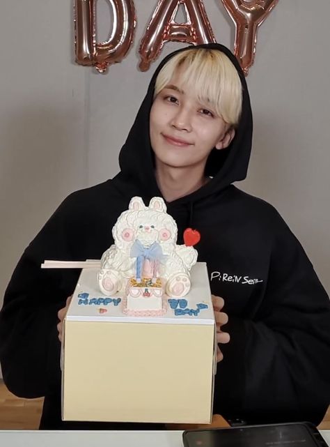 Seventeen Jeonghan Birthday vlive 211004 Jeonghan Birthday Cake, Jeonghan Cake, Jeonghan Birthday, Seventeen Jeonghan, Yoon Jeonghan, Birthday Pictures, Pledis Entertainment, Anime Kawaii, Mini Albums